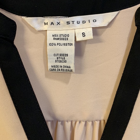 Cream & black sleeveless flowy blouse - Picture 2 of 4